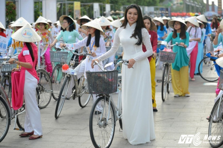 A khoi xinh dep khoe eo thon, dang chuan trong Le hoi ao dai 2017 - Anh 10