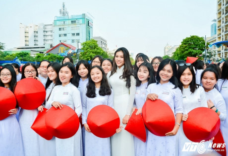 A khoi xinh dep khoe eo thon, dang chuan trong Le hoi ao dai 2017 - Anh 1