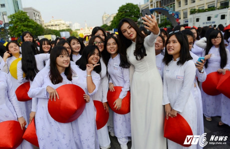 A khoi xinh dep khoe eo thon, dang chuan trong Le hoi ao dai 2017 - Anh 2