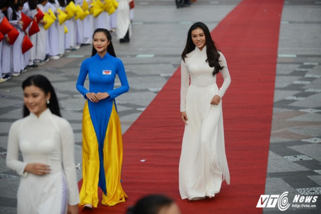 A khoi xinh dep khoe eo thon, dang chuan trong Le hoi ao dai 2017 - Anh 7