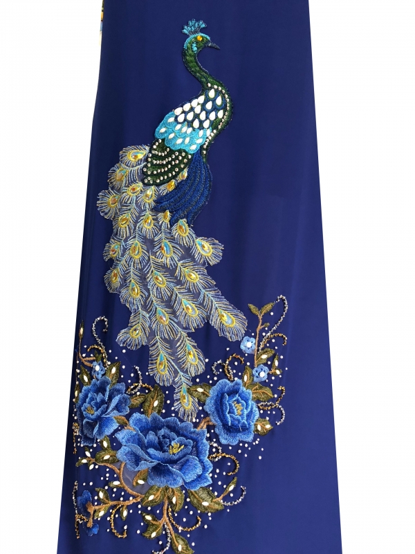 Vải áo dài kết đá chim công