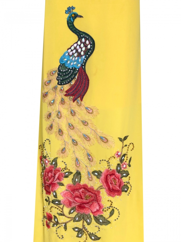 Vải áo dài kết đá chim công